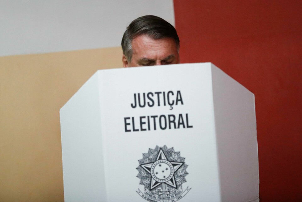 Brasils president, Jair Bolsonaro, i valglokalet søndag. Brasils president, Jair Bolsonaro, i valglokalet søndag. Det er andre runde av presidentvalget. Den høyreradikale presidenten kom som nummer to i første valgomgang. Foto: Bruna Prado / AP / NTB
