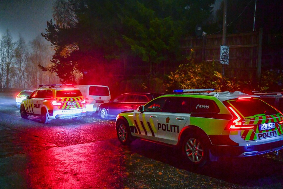 Politiet rykket ut med flere patruljer til Furuset senter, etter melding om at ungdommer skapte uro med stein- og eggkasting og brenning av paller. Politiet rykket ut med flere patruljer til Furuset senter, etter melding om at ungdommer skapte uro med stein- og eggkasting og brenning av paller. Foto: Annika Byrde / NTB