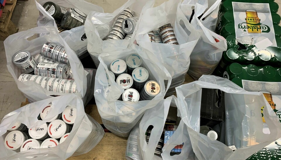 Tollerne kunne telle opp til sammen over 14 kilo snus, 200 sigaretter, 90 sigarer, nesten 32 liter øl, sju liter vin og to liter brennevin. Beslag av over 14 kilo snus, 200 sigaretter, 90 sigarer, nesten 32 liter øl, sju liter vin og to liter brennevin ved Svinesund tollsted 25. oktober 2022.