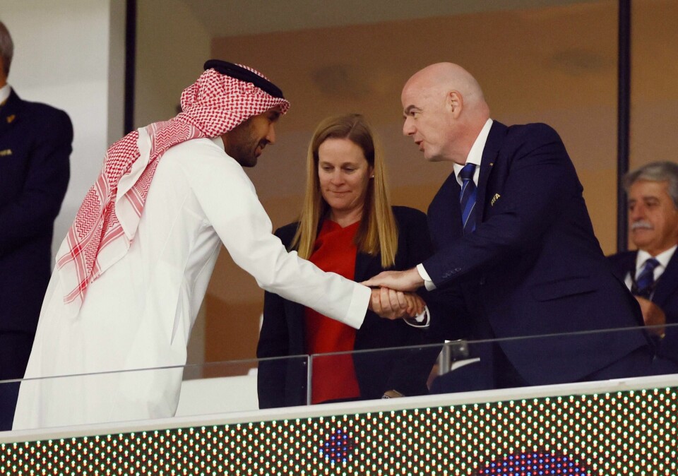 FIFA-president Gianni Infantino på tribunen under VM i Qatar. Hvis VM i 2030 legges til Saudi-Arabia, vil det være en gedigen tabbe, skriver Dagsavisen. .