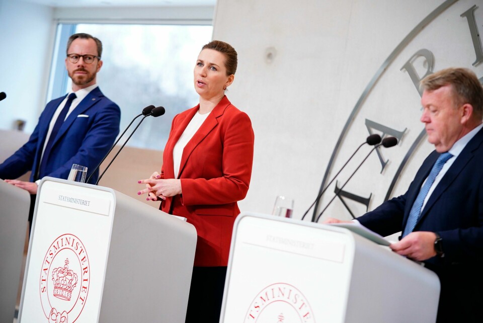 Statsminister Mette Frederiksen tar med seg Venstres Jakob Ellemann-Jensen og Moderaternes Lars Løkke Rasmussen inn i sin nye danske regjering. Venstres Jakob Ellemann-Jensen (til venstre, statsminister Mette Frederiksen fra Socialdemokratiet og Moderaternes leder Lars Løkke Rasmussen presenterte onsdag plattformen til den påtroppende trepartiregjeringen. Foto: Mads Claus Rasmussen / Ritzau Scanpix / NTB