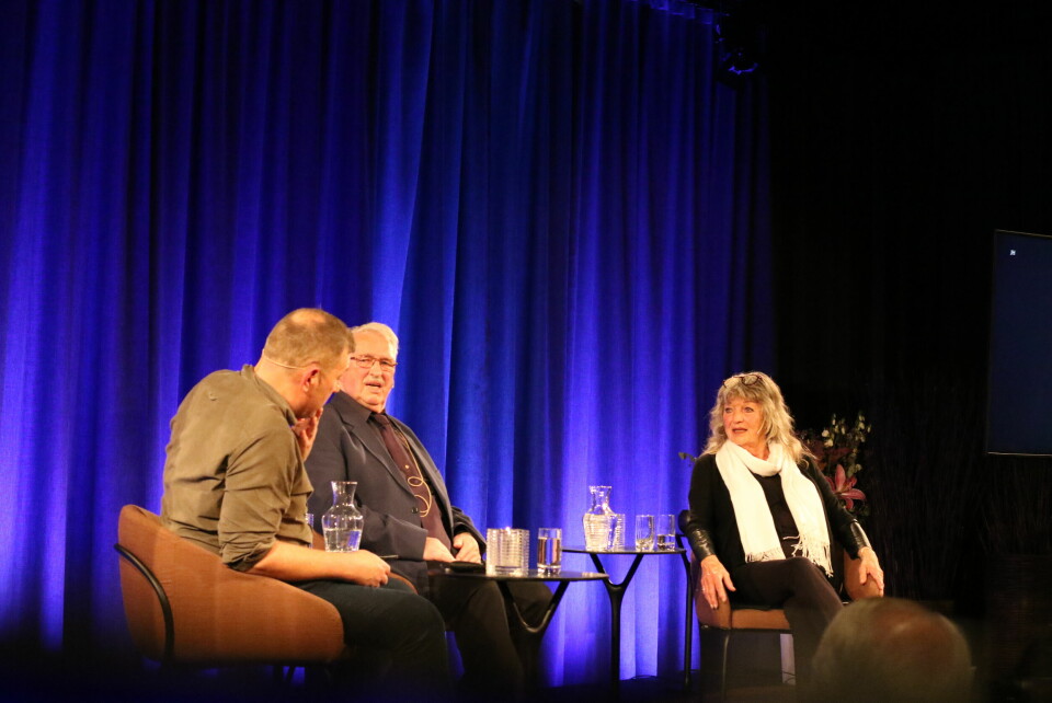 Tidsvitnet Jan Holm (i midten) møtte Per Liland i Fredrikstad sentrum rett før han ble arrestert for dobbeltdrapet i Lille Helvete. Her i samtale med Roy Freddy Andersen og Vibeke Ekroth. To menn og en kvinne på en scene.