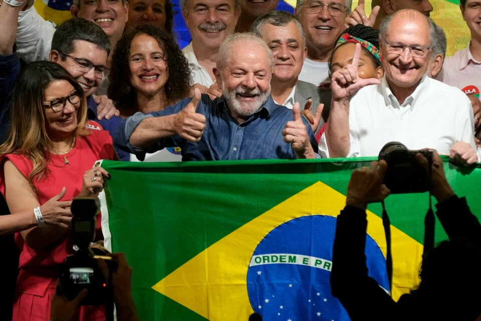 Luiz Inacio Lula da Silva feiret sammen med kona Rosangela Silva og makker , Geraldo Alckmin etter å ha slått sittende president Jair Bolsonaro i andre runde av valget i Brasil søndag. Luiz Inacio Lula da Silva feiret sammen med kona Rosangela Silva og makker , Geraldo Alckmin etter å ha slått sittende president Jair Bolsonaro i andre runde av valget i Brasil søndag.