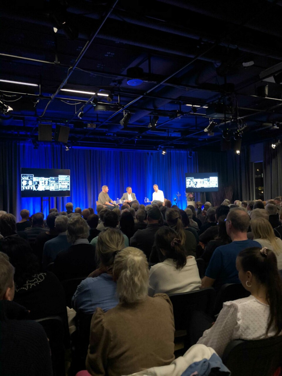 Veldig mange hadde tatt turen til Litteraturhuset for å høre beretningene til to av svært få gjenlevende, sentrale vitner fra drapssaken i 1969. Publikum