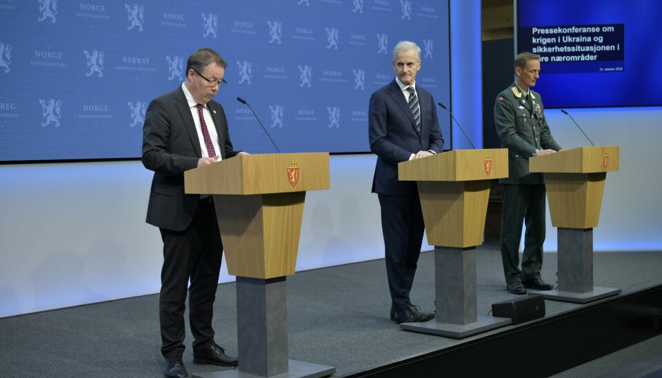 Statsminister Jonas Gahr Støre, forsvarsminister Bjørn Arild Gram t.v. og forsvarssjef Eirik Kristoffersen t.h. holder pressekonferanse i Marmorhallen om krigen i Ukraina og sikkerheitssituasjonen i Norges nærområde. Fra venstre: Forsvarsminister Bjørn Arild Gram (Sp), statsminister Jonas Gahr Støre (Ap) og forsvarssjef Eirik Kristoffersen på pressekonferansen om krigen i Ukraina og sikkerhetssituasjonen i Norges nærområde mandag ettermiddag. Foto: Rodrigo Freitas / NTB