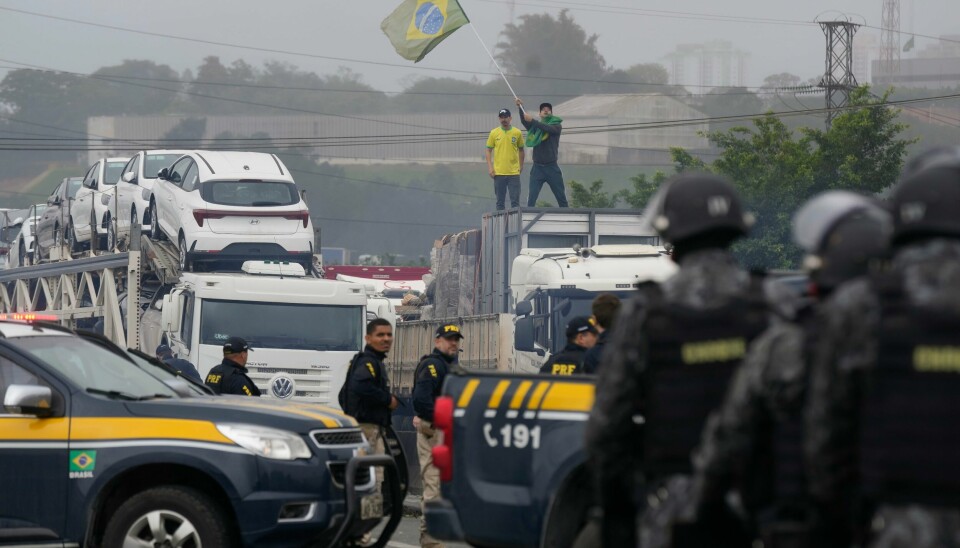 Flere brasilianske lastebilsjåfører har sperret veier i protest mot valgresultatet. Blokkeringene har vart i flere dager og fører til problemer i landet. Flere brasilianske lastebilsjåfører har sperret veier i protest mot valgresultatet. Blokkeringene har vart i flere dager og fører til problemer i landet. Foto: Andre Penner / AP / NTB