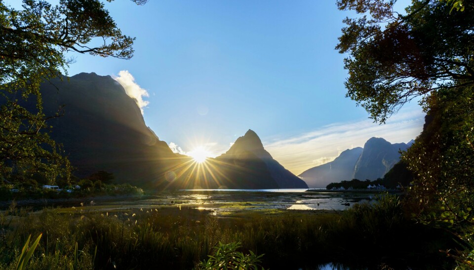 Mitre Peak i Fiordland nasjonalpark, en av de fire nasjonalparkene i Te Wahipounamu. Mitre Peak i Fiordland nasjonalpark, en av de fire nasjonalparkene i Te Wahipounamu.