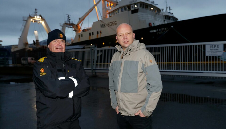 Finansminister Trygve Slagsvold Vedum (Sp) var tirsdag med på befaring sammen med tolldirektør Øystein Børmer i havna i Tromsø, hvor flere russiske fiskefartøy ligger til kai. Tolldirektør Øystein Børmer (t.v.) sammen med finansminister Trygve Slagsvold Vedum i havna i Tromsø foran et russisk fiskefartøy. Foto: Rune Stoltz Bertinussen / NTB
