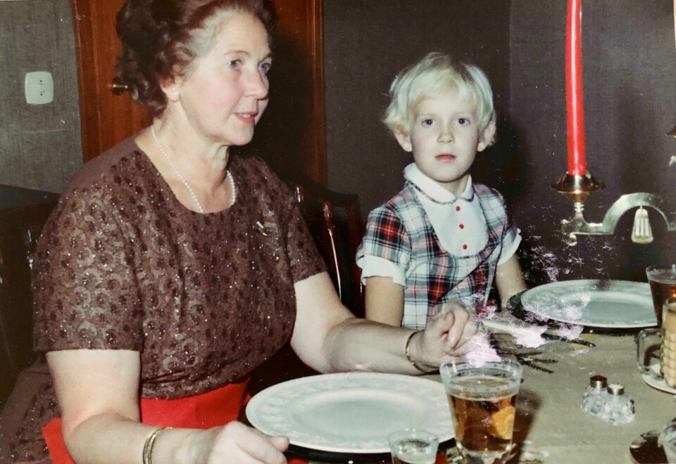 Min farmor og søster hjemme i Toppenhaugveien, i 1972. Det var ikke mølje på dette bordet, men mye annet godt. Mølje var ikke en del av min barndom tradisjoner. Min farmor og søster hjemme i Toppenhaugveien, i 1972. Det var ikke mølje på dette bordet, men mye annet godt. Mølje var ikke en del av min barndom tradisjoner.