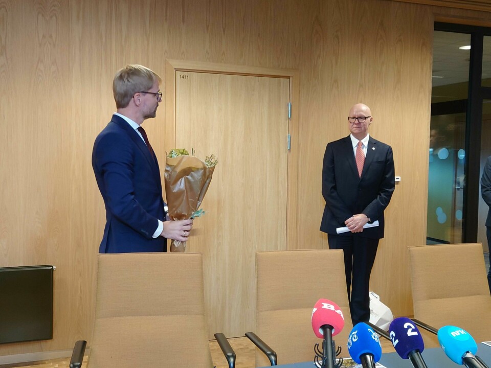 Avtroppende byrådsleder Roger Valhammer gir blomster til partifelle og etterfølger Rune Bakervik. Avtroppende byrådsleder Roger Valhammer gir blomster til partifelle og etterfølger Rune Bakervik.