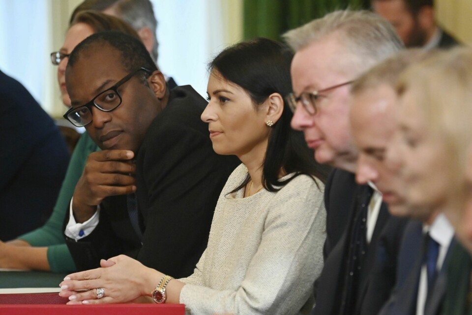 En kultur med kvinnehat og seksuelt misbruk er utbredt i mange politistyrker i England og Wales, ifølge en ny rapport. Den ble beordret utarbeidet av daværende innenriksminister Priti Patel. Her sittende til høyre for tidligere finansminister Kwasi Kwarteng. En kultur med kvinnehat og seksuelt misbruk er utbredt i mange politistyrker i England og Wales, ifølge en ny rapport. Den ble beordret utarbeidet av daværende innenriksminister Priti Patel. Her sittende til høyre for tidligere finansminister Kwasi Kwarteng. Foto: Ben Stansall / AP / NTB