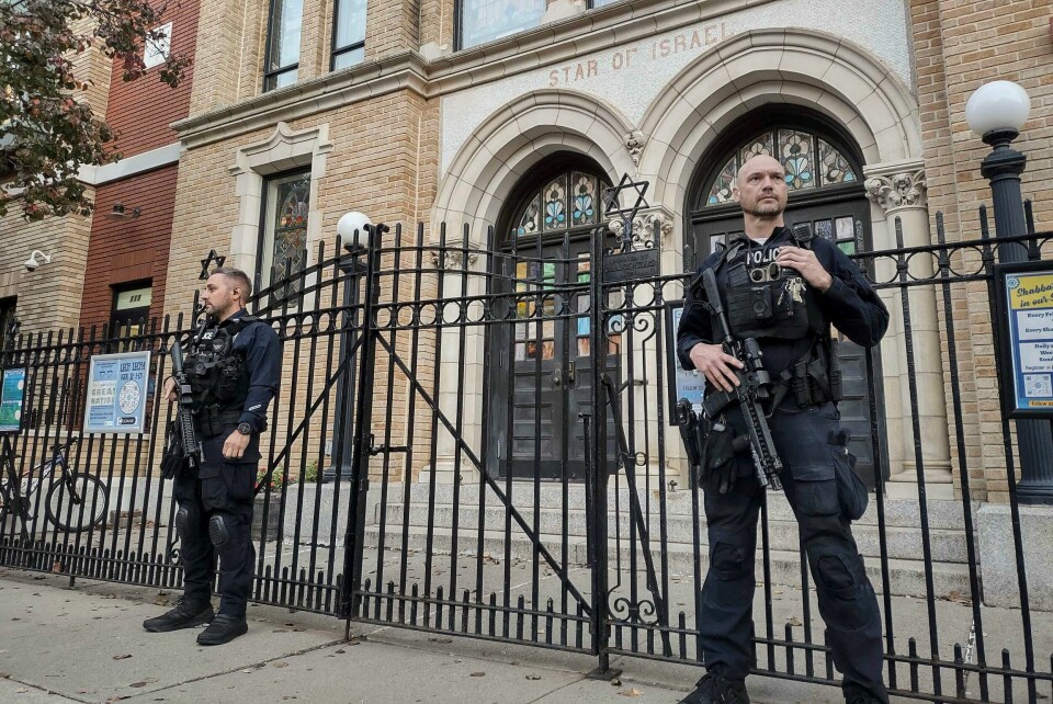 Politibetjenter står vakt utenfor en synagoge i byen Hoboken i New Jersey. FBI advarte torsdag mot en trussel mot delstatens synagoger, og ba dem ta sikkerhetsforanstaltninger. Politibetjenter står vakt utenfor en synagoge i byen Hoboken i New Jersey. FBI advarte torsdag mot en trussel mot delstatens synagoger, og ba dem ta sikkerhetsforanstaltninger. Foto: Ryan Kryska AP / NTB