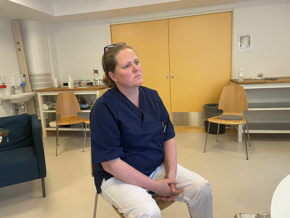 Daglig leder for Gatehospitalet, Liv-Bente Nilsson er bekymret for fremtiden etter at regjeringen kutter i støtten. lo kommune gir i dag ingen økonomisk støtte til Gatehospitalet, selv om de er en viktig samarbeidspartner for kommunen.– Det er dette vi ønsker å se på. Om det er noe kommunen kan bidra med, som tetter gapet mellom det staten gir, og det Gatehospitalet trenger for å opprettholde tilbudet, sier Hassan Nawaz til Dagsavisen.– De er en viktig partner for kommunen, og behovet for helsehjelp er blitt større etter pandemien. Dette skjer samtidig som ventelistene i det offentlige øker, og fritt behandlingsvalg avvikles. Dette er en bevisst storbyfiendtlig politikk, og det går utover de mest sårbare i byen vår. Når regjeringen svikter forventer vi at byrådet stiller opp, sier han.-‘’When they go low, we go high!’’, sa byråd Sirin Stav når Oslo kommune gikk inn og bevilget midler til Matsentralen etter kutt fra regjeringen. Jeg håper det slagordet også gjelder helsehjelp overfor rusavhengige, men det svaret får vi når byrådet legger frem tilleggsinnstillingen. Han håper at SV vil gå imot dette i budsjettforhandlingene.– SVs representanter i bystyret bør gi klinkende klar beskjed til sin stortingsgruppen om konsekvensene av dette, sier han.