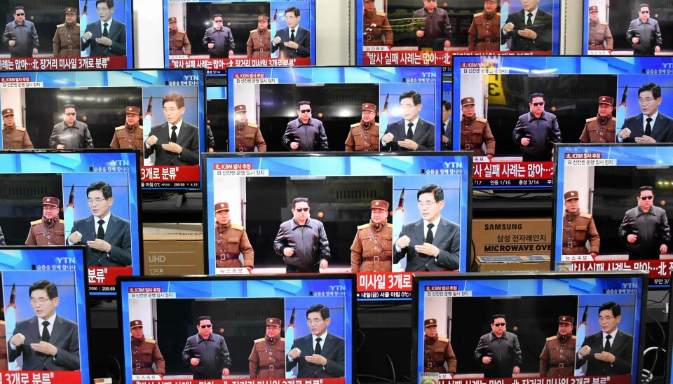 TV-skjermer i Seoul viser nyhetene om Nord-Koreas seineste missiltest med arkivbilder av Nord-Koreas leder. TV-skjermer i Seoul viser nyhetene om Nord-Koreas seineste missiltest med arkivbilder av Nord-Koreas leder.