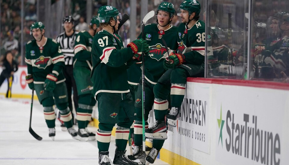 Mats Zuccarello (til høyre, nummer 36) snakker med lagkameratene Kirill Kaprizov (til venstre) og Matt Bold under en pause i spillet i kampen mot Seattle Kraken. Kraken vant kampen 4-0. Mats Zuccarello (til høyre, nummer 36) snakker med lagkameratene Kirill Kaprizov (til venstre) og Matt Bold under en pause i spillet i kampen mot Seattle Kraken. Kraken vant kampen 4-0. Foto: Abbie Parr / AP / NTB