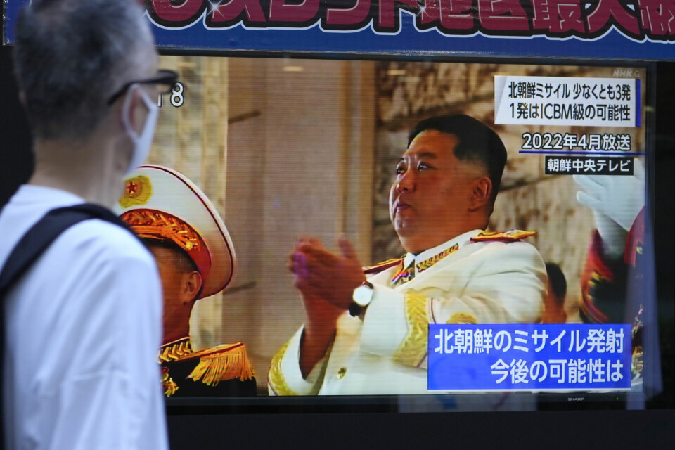 Nord-Koreas leder Kim Jong-un vil ha anerkjennelse fra USA, sier asiaforsker Stein Tønnesson. En TV-skjerm viser et bilde av Nord-Koreas leder Kim Jong-un.