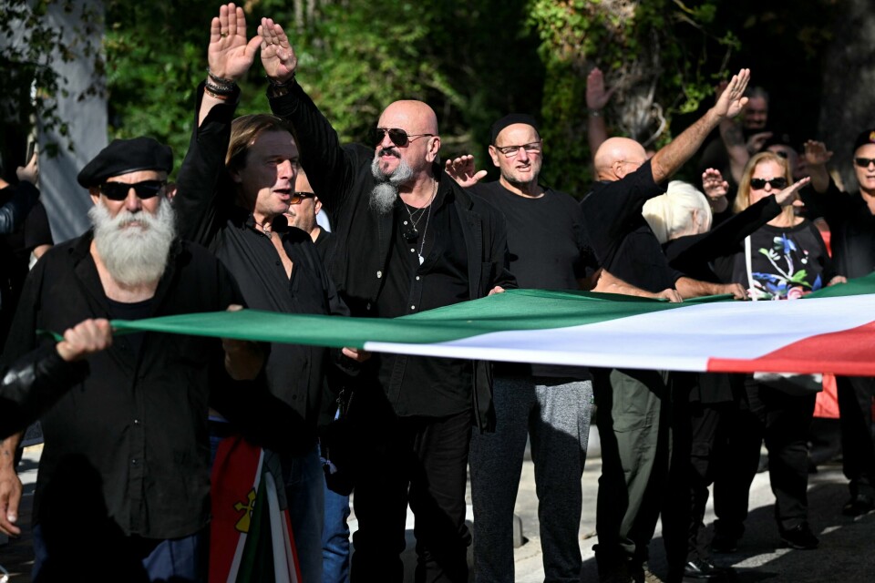 Ny-fascister gjør nazi-hilsen i Benito Mussolinis hjemby Predappio i Italia denne helga, under feiringen av hundreårsdagen for marsjen mot Roma, som endte med fascistenes maktovertakelse. Ny-fascister gjør nazi-hilsen i Benito Mussolinis hjemby Predappio i Italia denne helga, under feiringen av hundreårsdagen for marsjen mot Roma, som endte med fascistenes maktovertakelse.