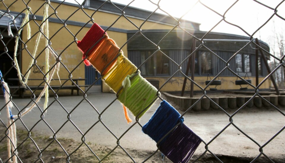 Illustrasjonsfoto. Bildet viser gjerdet rundt en barnehage som er pyntet med tråder i regnbuefarger. Meklingen for de private barnehagene førte ikke fram. 1.007 ansatte er i streik fra mandag.