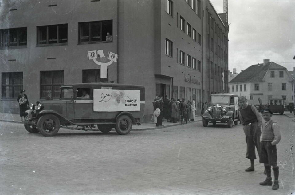 Klubbgata slik den så ut på 1930-tallet. Bildet er tatt i forbindelse med Norsk Varemesse. Klubbgata