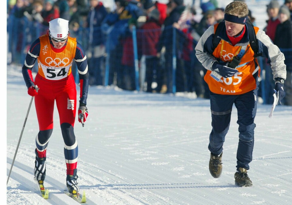 Bente Skari blir sekundert av sin personlige trener Dag Kaas, på sin vei mot OL-gull på 10 km klassisk i OL i Salt Lake City i 2002. Bente Skari blir sekundert av sin personlige trener Dag Kaas, på sin vei mot OL-gull på 10 km klassisk i OL i Salt Lake City i 2002.
