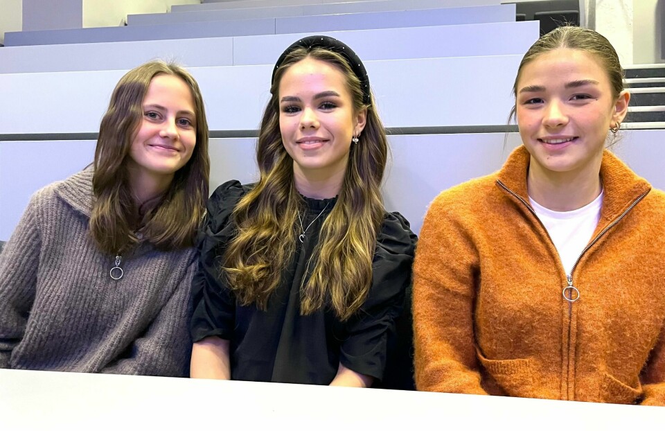 15-åringene Emilie Sætherbø, Kajsa Staveland og Ella Fredriksen er elever ved Tastaveden ungdomsskole i Stavanger. De synes det er svært nyttig at de får opplæring i privatøkonomi på skolen. 15-åringene Emilie Sætherbø, Kajsa Staveland og Ella Fredriksen er elever ved Tastaveden ungdomsskole i Stavanger. De synes det er svært nyttig at de får opplæring i privatøkonomi på skolen.