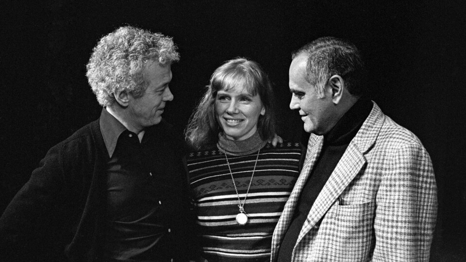 Liv Ullmann spiller hovedrollen i teaterstykket 'Måne for misfarne' av Eugene O'Neill. Teatersjef på Oslo Nye Teater var Toralv Maurstad (t.v.), her sammen med regissør José Quintero. Toralv Maurstad