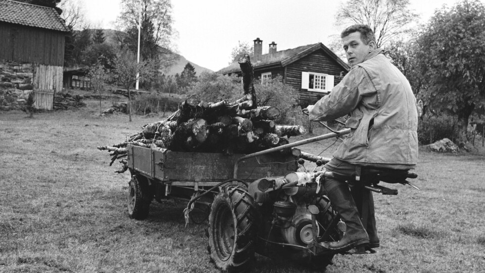 Toralv Maurstad på slektsgården i Nordfjord. Her ser vi han kjører tømmer med traktor på gårdstunet. Toralv Maurstad