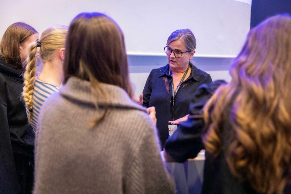 Flere av elevene på Tastaveden ville stille Sissel Haarr fra SR-Bank spørsmål etter privatøkonomi-forelesningen hennes. Flere av elevene på Tastaveden ville stille Sissel Haarr fra SR-Bank spørsmål etter privatøkonomi-forelesningen hennes.