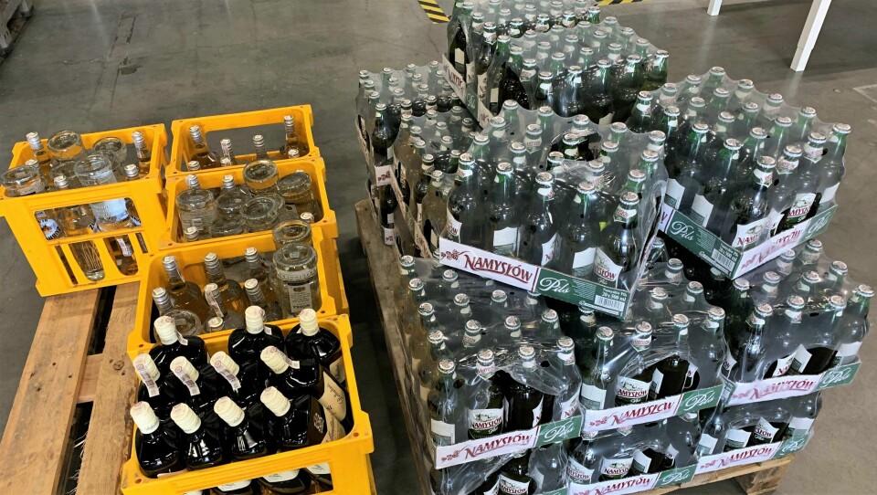 Etter at tollerne fikk loset varebilen tilbake til Svinesund, kunne de telle opp 220 liter øl og 53 liter brennevin. Beslag av 220 liter øl og 53 liter brennevin ved Svinesund tollsted 2. november 2022.