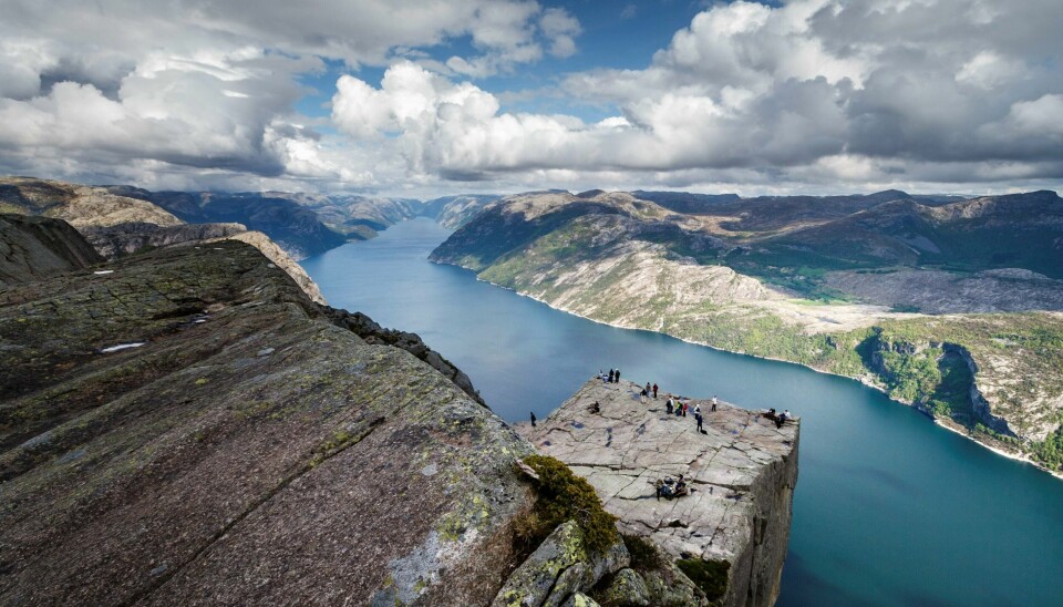 Russeren er tiltalt for blant annet å ha fløyet og filmet med drone ved Preikestolen. Nye Sandnes vil satse tungt på turistnæringen nå som Preikestolen blir en den av den nye kommunen. Sandnes-ordfører Stanley Wirak (Ap) er interessert i gode turist-innspill fra alle hold. Foto: Svein Nordrum / NTB scanpix