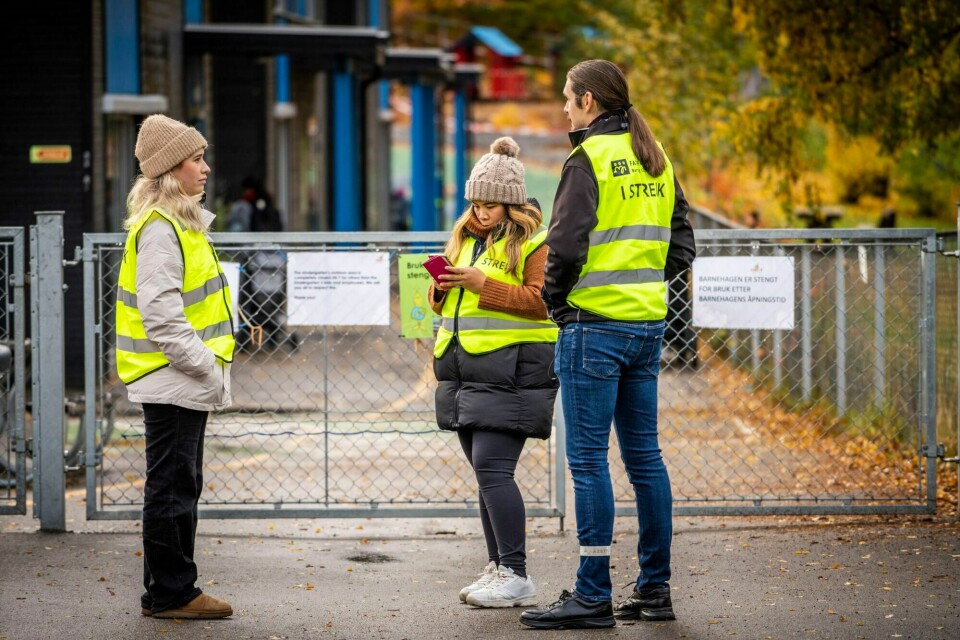 Streikevakter ved Espira Grefsen Stasjon barnehage. Fra mandag utvides barnehagestreiken. Rundt 2.000 ansatte i private barnehager er i streik. Wiktor Bærheim Lokander, Cecille Libao Jenssen og Andrea Lyngvær Kuveneer er streikevakter ved Espira Grefsen Stasjon barnehage.