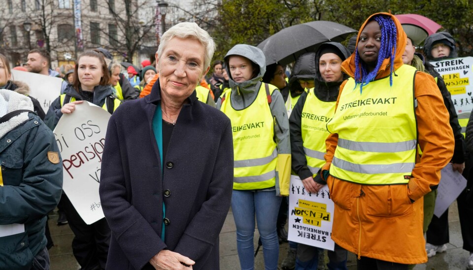 LO-leder Peggy Hessen Følsvik er blant dem som aktivt har støttet streiken i de private barnehagene. Vi oppfordrer alle til å støtte streiken og håper at ingen kjøper PBLs og de kommersielle barnehagenes fortelling om dårlig økonomi, skriver artikkelforfatterne. Bildet viser LO-leder Peggy Hessen Følsvik under en streikemarkering utenfor Stortinget 2. november.