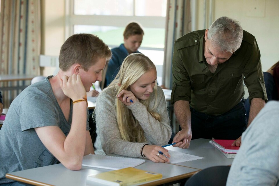 Illustrasjonsfoto. OSLO 20141030.Tenåringer. Elever i klasserom. Lærer underviser. Står ved pult og hjelper elever.Foto: Berit Roald / NTBNB! MODELLKLARERT
