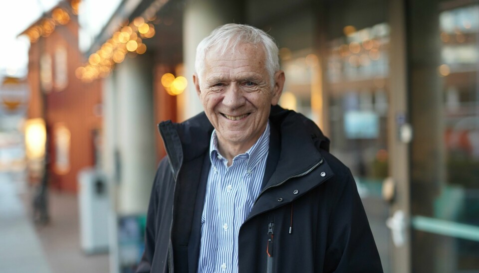 − De må ikke låses inne. Den store frykten for en kvinne er at hvis hun flytter til en avkrok er hun «stucked» der i resten av livet sitt, sier professor emeritus ved Norges Handelshøyskole og tidligere statsråd, Victor Norman. − De må ikke låses inne. Den store frykten for en kvinne er at hvis hun flytter til en avkrok er hun «stucked» der i resten av livet sitt, sier professor emeritus ved Norges Handelshøyskole og tidligere statsråd, Victor Norman.