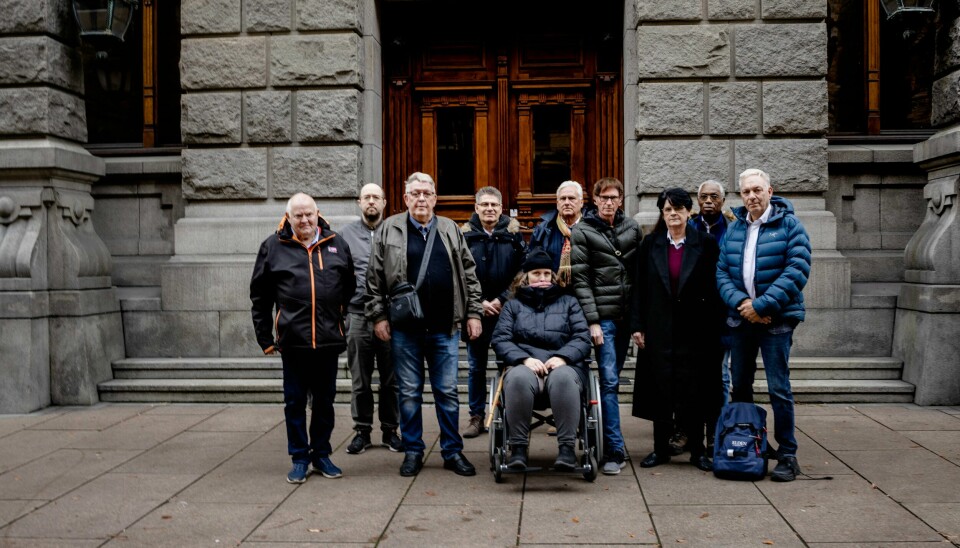 Organisasjonen Nav-oppryddingen kommer ikke til å gi seg før de har fått fullt innsyn i en hemmelig rapport som staten har holdt tilbake. Her står noen av ofrene utenfor Høyesterett sammen med advokat Bjørn Kvernberg (helt til høyre). Nav-opprydningen og ofrene i trygdeskandalen har saksøkt staten.