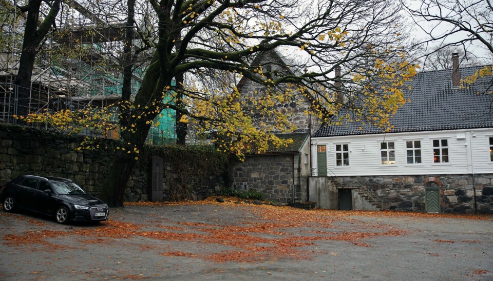 Bispekapellet sett fra skolegården på Kongsgård. Tilbygget i forkant midt på bildet er tenkt revet og erstattet med nye lokaler med toaletter og tilgang for rullestoler. Bispekapellet sett fra skolegården på Kongsgård