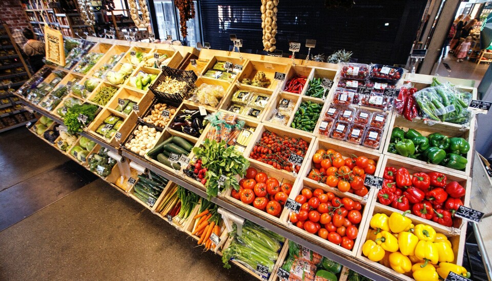 Helsedirektoratet foreslår i utkast til nye kostråd å velge mest mat fra planteriket. Bildet viser en hylle med frukt og grønnsaker. Nordmenn spiste mindre frukt i 2022 enn tidligere år.