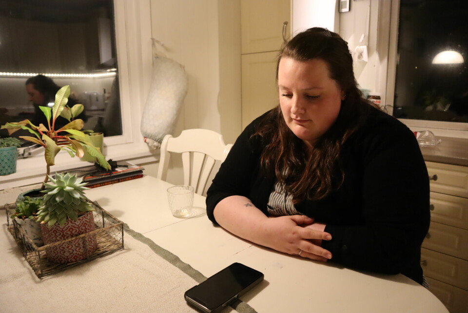 Ingrid Leiråmo satt ved kjøkkenbordet da hun ringte til fødestuen om sin bekymring over å ikke kjenne liv i magen. Ingrid Leiråmo og Andreas Nilsen Falk opplevde å miste barnet - og møtte en låst dør på nærmeste sykehus.