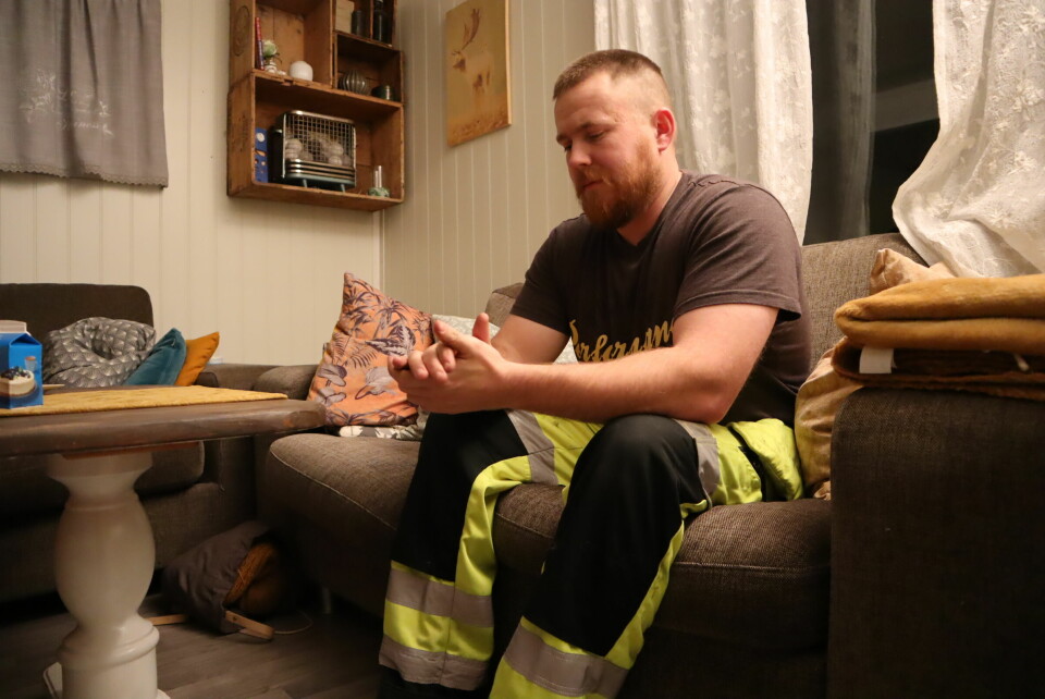 Andreas Nilsen Falk satt i sofaen da telefonen kom fra Ingrid. Han forventet å høre at alt gikk bra, og hun kom hjem i kveld. Men beskjeden var en annen. Han måtte starte på den tunge kjøreturen til Mo i Rana og Bodø - vel vitende om at barnet hans var dødt. Ingrid Leiråmo og Andreas Nilsen Falk opplevde å miste barnet - og møtte en låst dør på nærmeste sykehus.