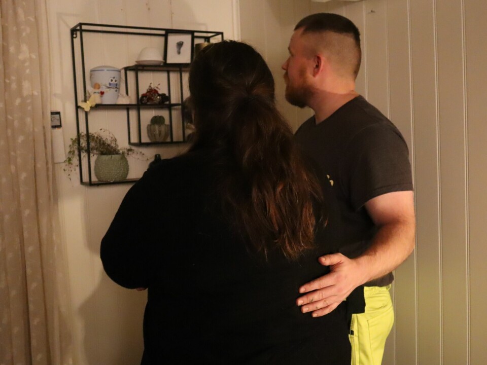 Ingrid Leiråmo og Andreas Nilsen Falk ønsker å prøve å bli gravid igjen - men ønsker ikke Helgelandssykehuset skal ta del i oppfølgingen. Det vil de gjøre i Bodø. Ingrid Leiråmo og Andreas Nilsen Falk opplevde å miste barnet - og møtte en låst dør på nærmeste sykehus.