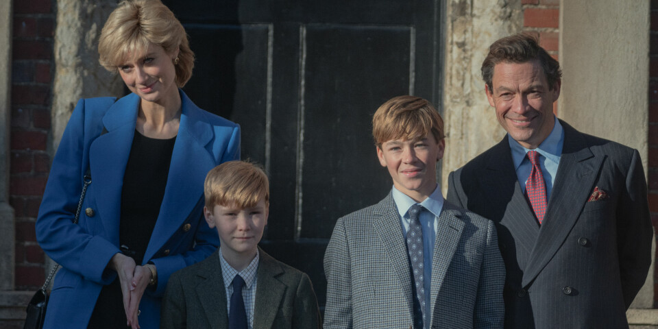 Elizabeth Debicki som prinsesse Diana, Will Powell og Senan West som prinsene Harry og William, og Dominic West som prins Charles i den femte sesongen av «The Crown». «The Crown»