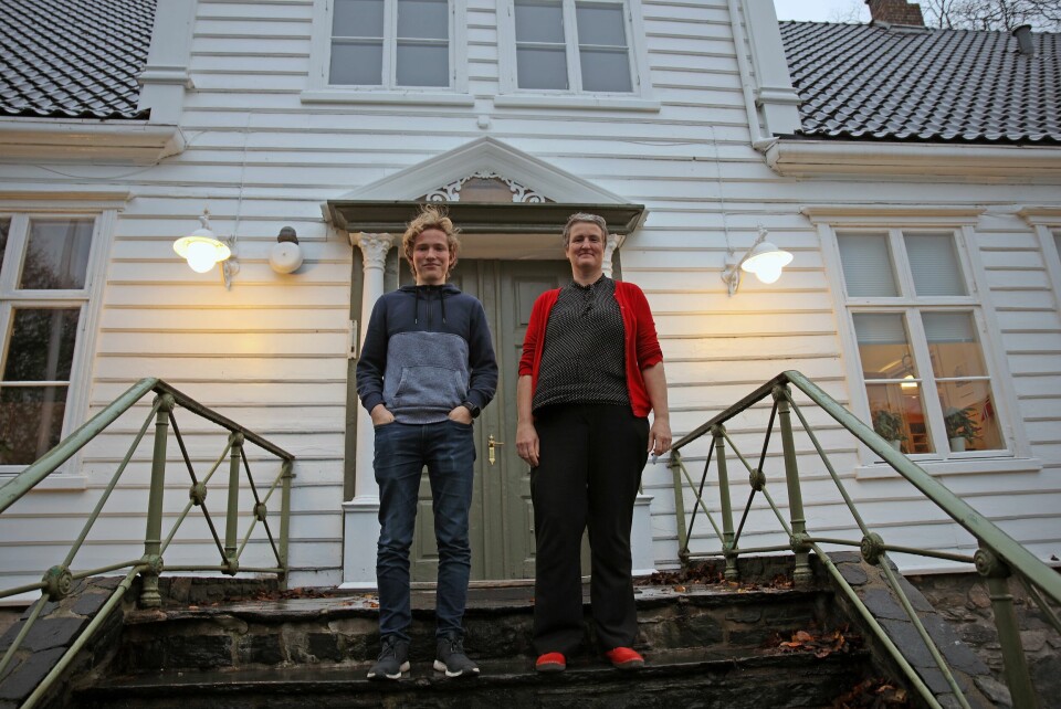 Eleven Tønnes Jaatun og lektor og tillitsvalgt Mie Hidle foran hovedinngangen på Kongsgård. Eleven Tønnes Jaatun og lektor og tillitsvalgt Mie Hidle foran hovedinngangen på Kongsgård.