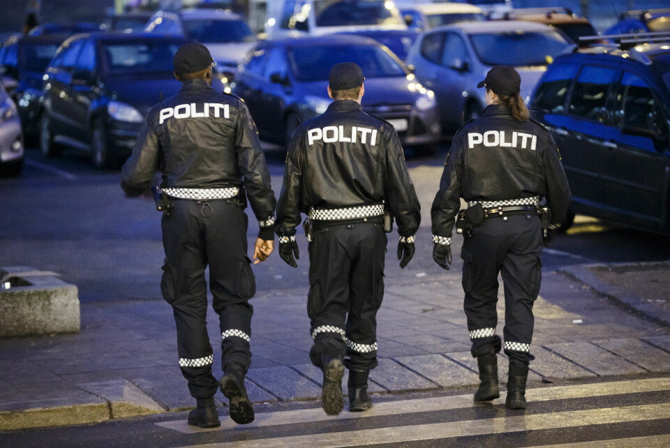 Siden 2011 har Oslo-politiet snakket mindre og mindre om overfallsvoldtekter da de mener medieomtale kan skape en «voldsom frykt», skriver Sigrid Bonde Tusvik. Illustrasjonsfoto. SKI 20161213.Politiet i arbeid. Tre politifolk patruljerer gatene i Ski. NB! Modellklarert til redaksjonell bruk. Foto: Heiko Junge / NTB
