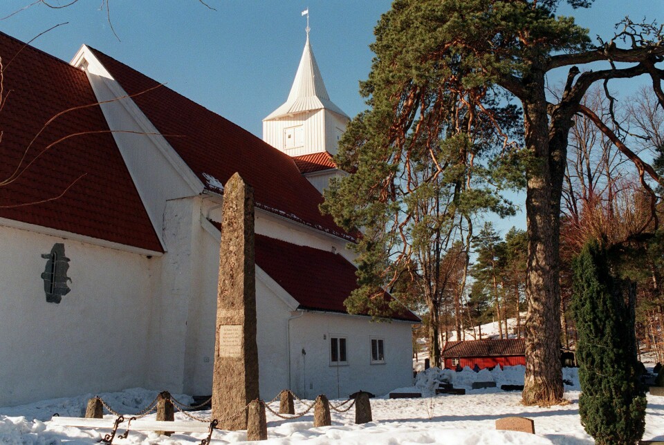 En mann er dømt til to års fengsel for hærverk og likskjendingen i Fjære kirke i Grimstad. Mannen ble pågrepet for likskjending og grovt skadeverk ved Fjære kirke i fjor høst. Arkivfoto: Jens Kvale / NTB