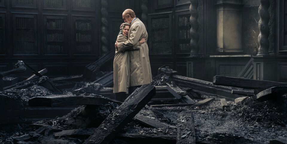 Imelda Staunton spiller dronning Elizabeth II og Jonathan Pryce er prins Philip i den femte sesongen av Netflix-serien «The Crown», som blant annet handler om brannen i Windsor Castle. «The Crown sesong 5»