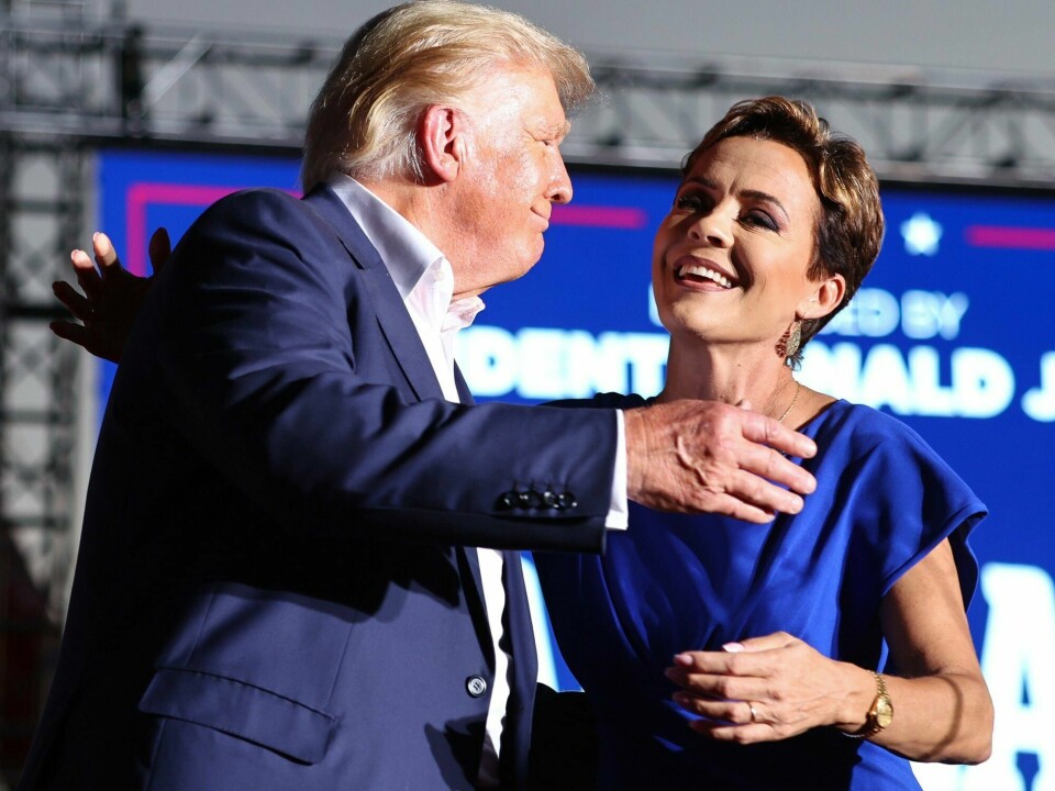 Kari Lakes resultat er ansett som en test på hvor sterkt Trump står blant velgerne. Her på valgmøte med Trump i oktober. Hvordan Kari Lake gjør det, vil gi nok et signal om hvor sterkt Trump står blant velgerne. Her på valgmøte med Trump i oktober.