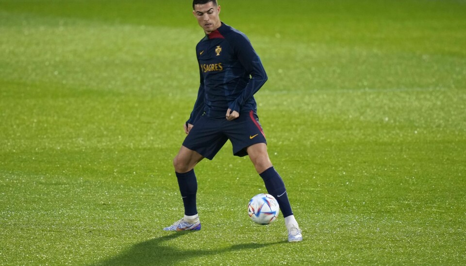 Cristiano Ronaldo fortsetter å angripe ledelsen i Manchester United, der han hever en ukelønn på ca. 6 millioner kroner. Cristiano Ronaldo fortsetter å angripe ledelsen i Manchester United, der han hever en ukelønn på ca. 6 millioner kroner. Foto: AP / Armando Franca / NTB.