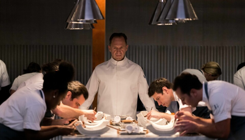 Ralph Fiennes er den arrogante mesterkokken i «The Menu», som tar et satirisk og sjangermessig oppgjør med den påtatt pompøse narsissismen som kjennemerker den privilegerte overklassens innøvde entusiasme for kulinariske opplevelser av høyeste prisklasse. «The Menu»