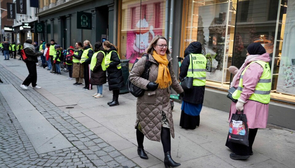 Anne Gren Nilsen, leder i Fagforbundet, på vei inn til Riksmekleren med streikende barnehagearbeidere rundt seg. Anne Gren Nilsen, leder i Fagforbundet, på vei inn til Riksmekleren med streikende barnehagearbeidere rundt seg.Foto: Heiko Junge / NTB