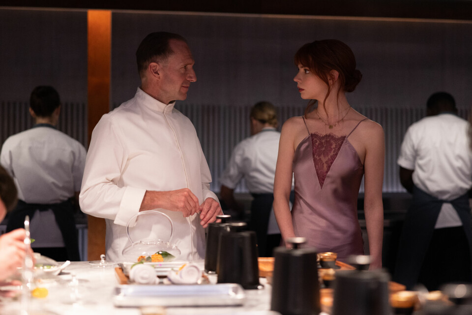 Ralph Fiennes og Anya Taylor-Joy «The Menu». «The Menu»